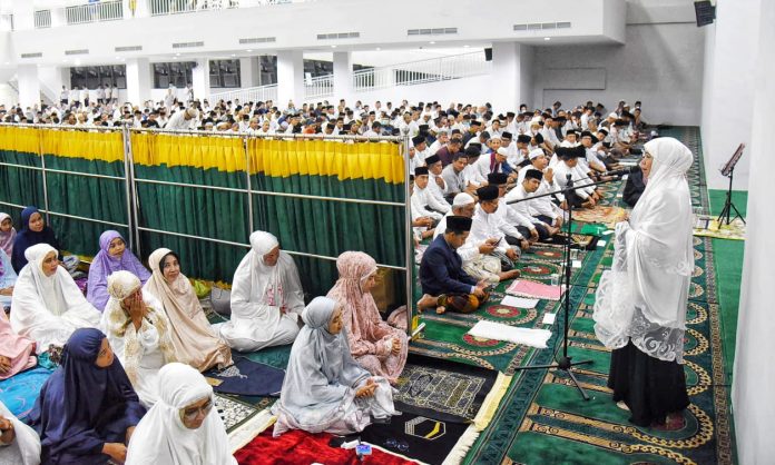Awali Ramadhan 1444 H, Gubernur Khofifah dan Wagub Emil Ikuti Salat Tarawih Perdana di Masjid Raya Islamic Centre Jawa Timur