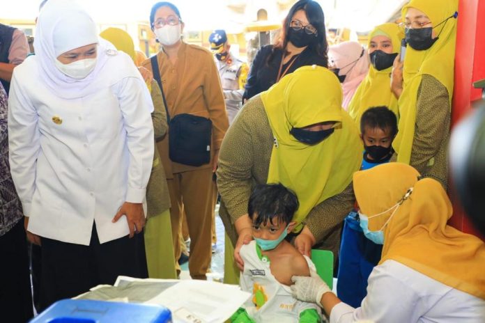 Waspada KLB PD3I, Gubernur Jawa Timur Khofifah Indar Parawansa Ajak Masyarakat Tingkatkan PHBS dan Lengkapi Status Imunisasi Anak