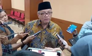 Kepala KPw BI Jatim Budi Hanoto saat diwawancarai Sabtu (15/4)