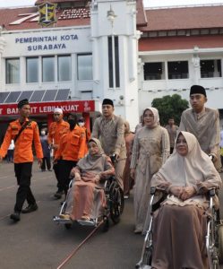 Tampak Eri Cahyadi Wali Kota Surabaya bersama keluarga dan ibundanya ketika akan melaksanakan sholad Ied 1444 Hijriah (foto instagram : ericayhadi_)