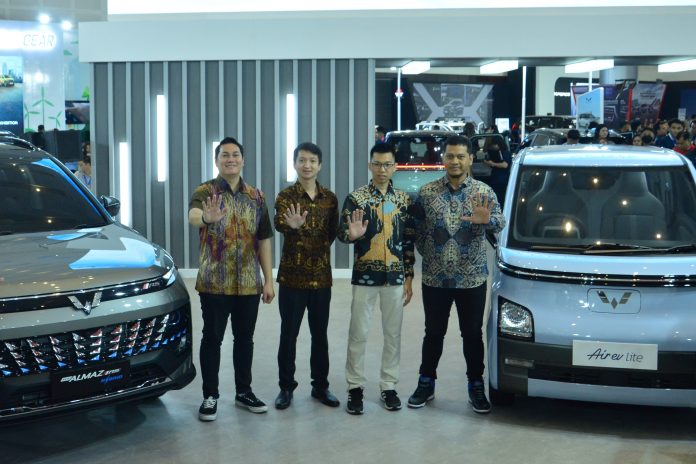 Jajaran perwakilan Wuling Motors bersama New Almaz RS dan Air ev Lite dalam konferensi pers di GIIAS Surabaya 2023