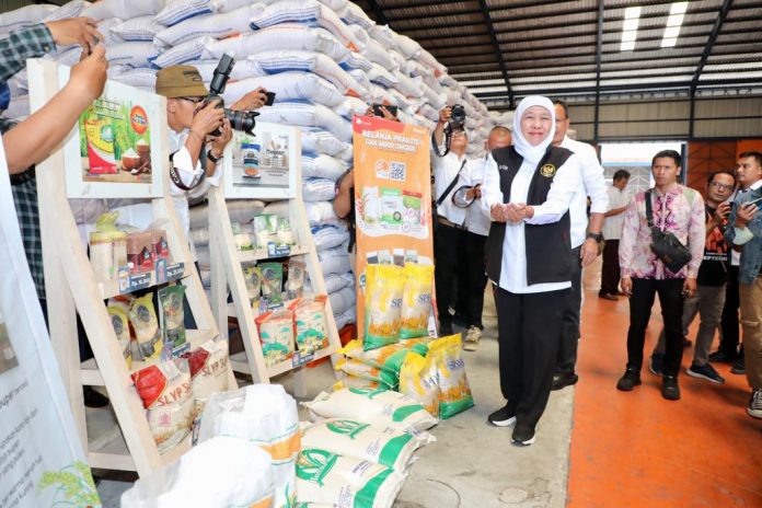 Gubernur Khofifah Pastikan Stok Beras Jatim Aman dan Cukup, Maksimalkan Distribusi dan Gelar Pasar Murah