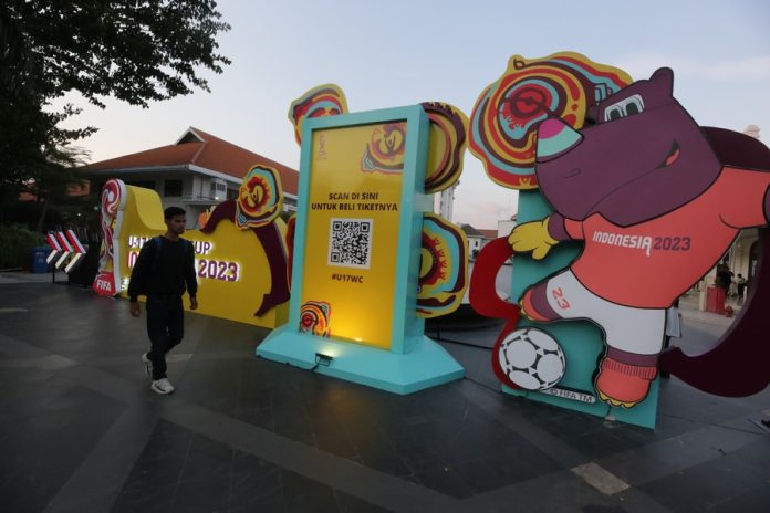 Dekorasi Piala Dunia U-17 Terpasang Di Balai Pemuda dan Balai Kota Surabaya