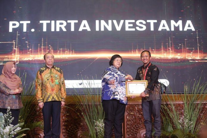 Thoriq - Sustainable Development Supervisor PT Tirta Investama Wonosobo Menerima Piagam Penghargaan Pendukung Proklim 2023 (ist)
