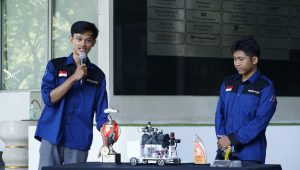 (dari kiri) Wiji Dharma Aditya dan Bima Rizky Sofyan saat menjelaskan spesifikasi dari mobil Spektronics 23 yang siap berlaga di Amerika Serikat