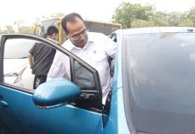 ITS Uji 6 Kendaraan Hybrid milik Toyota Menteri Perhubungan RI Budi Karya Sumadi saat akan menjajal mobil hybrid Toyota Prius yang sedang diuji coba di ITS
