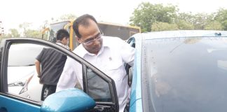 ITS Uji 6 Kendaraan Hybrid milik Toyota Menteri Perhubungan RI Budi Karya Sumadi saat akan menjajal mobil hybrid Toyota Prius yang sedang diuji coba di ITS