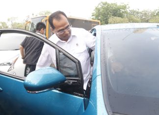 ITS Uji 6 Kendaraan Hybrid milik Toyota Menteri Perhubungan RI Budi Karya Sumadi saat akan menjajal mobil hybrid Toyota Prius yang sedang diuji coba di ITS