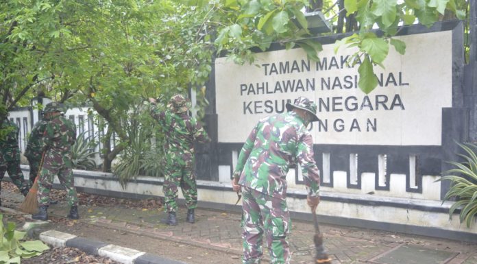 Bersih-Bersih Makam, Sambut Hari Juang TNI-AD di Lamongan