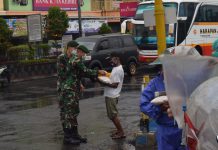 Berkah di Penghujung Tahun, Yonarmed 12/Divif 2 Kostrad Berbagi Dengan Sesama