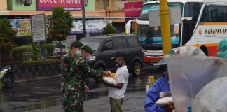 Berkah di Penghujung Tahun, Yonarmed 12/Divif 2 Kostrad Berbagi Dengan Sesama