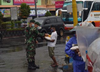 Berkah di Penghujung Tahun, Yonarmed 12/Divif 2 Kostrad Berbagi Dengan Sesama