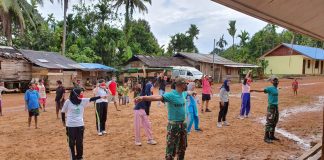 Jaga Kebugaran Tubuh, Satgas Yonif Mekanis 516/CY Olahraga bareng Masyarakat Jaga Kebugaran Tubuh