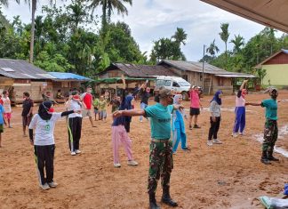 Jaga Kebugaran Tubuh, Satgas Yonif Mekanis 516/CY Olahraga bareng Masyarakat Jaga Kebugaran Tubuh