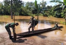 Berbekal Sampan, Satgas Pamtas Yonif 516/CY Rela Tempuh Jarak 2 Kilometer Untuk Salurkan Logistik