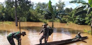Berbekal Sampan, Satgas Pamtas Yonif 516/CY Rela Tempuh Jarak 2 Kilometer Untuk Salurkan Logistik