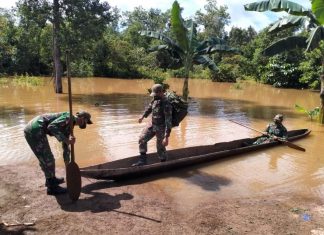 Berbekal Sampan, Satgas Pamtas Yonif 516/CY Rela Tempuh Jarak 2 Kilometer Untuk Salurkan Logistik