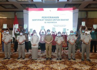 Saat Pembagian Sertifikat Tanah, Wagub Emil Dardak Tertawa Gara-gara Hal Ini
