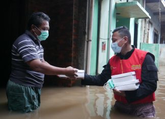 Mobil Klinik Indosat Ooredoo Kembali Salurkan Bantuan Bagi Masyarakat Terdampak Bencana Banjir di Sejumlah Kota di Indonesia Mobil Klinik