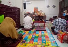 Perkumpulan doa bersama Lotus melakukan ritual tradisi sembahyangan malam jumat legi Perkumpulan Doa bersama Lotus