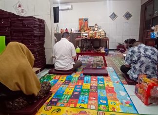 Perkumpulan doa bersama Lotus melakukan ritual tradisi sembahyangan malam jumat legi Perkumpulan Doa bersama Lotus