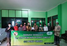 Pengurus PCNU Gresik Bersama Klenteng Kim Hin Kiong Menyalurkan Bantuan untuk Warga Kangean Merayakan Waisak
