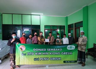 Pengurus PCNU Gresik Bersama Klenteng Kim Hin Kiong Menyalurkan Bantuan untuk Warga Kangean Merayakan Waisak