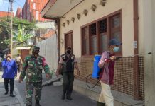 Babinsa Semprotkan Disinfektan di Jalan Kalimas Madya Babinsa