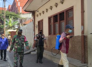 Babinsa Semprotkan Disinfektan di Jalan Kalimas Madya Babinsa