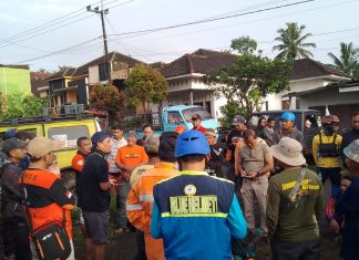 Blue Helmet Gerak Cepat, Bantu Warga Korban Letusan Gunung Semeru Blue Helmet