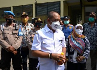 Gelombang Tinggi di Perairan Surabaya, Nelayan dan Warga Pesisir Diminta Waspada