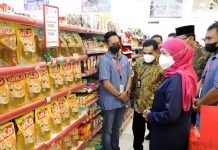 Kebijakan Satu Harga Minyak Goreng, Gubernur Khofifah: Jangan Panic Buying, Beli Sesuai Keperluan