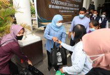 Tinjau Operasi Pasar Minyak Goreng Murah, Gubernur Khofifah Minta Dijaga Rantai Pasok Distribusi