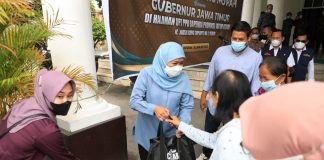Tinjau Operasi Pasar Minyak Goreng Murah, Gubernur Khofifah Minta Dijaga Rantai Pasok Distribusi