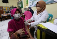 Pemkot Surabaya Gelar Vaksinasi Dosis Ketiga untuk Lansia di Balai RW