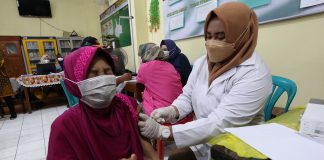 Pemkot Surabaya Gelar Vaksinasi Dosis Ketiga untuk Lansia di Balai RW