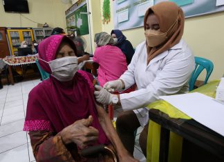 Pemkot Surabaya Gelar Vaksinasi Dosis Ketiga untuk Lansia di Balai RW