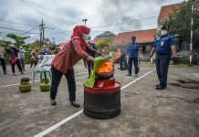 Kader Madagaskar Surabaya Dilatih Tanggap Bencana Kebakaran