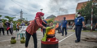 Kader Madagaskar Surabaya Dilatih Tanggap Bencana Kebakaran