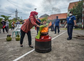 Kader Madagaskar Surabaya Dilatih Tanggap Bencana Kebakaran