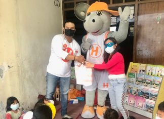 Bantu Mencerdaskan Anak Bangsa, HARRIS Hotel Bundaran Satelit Surabaya Ajak Anak-anak Manukan Kulon Tingkatkan Minat Baca