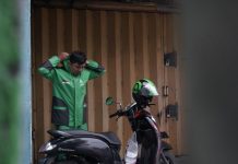 Jadi Andalan Konsumen Saat Musim Hujan, Gojek Bekali Mitranya Dengan Jas Hujan Gojek Indonesia