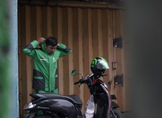 Jadi Andalan Konsumen Saat Musim Hujan, Gojek Bekali Mitranya Dengan Jas Hujan Gojek Indonesia