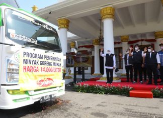 Buka Akses Harga Lebih Terjangkau, Pemprov Jatim Guyur 2,7 Juta Liter Minyak Goreng ke Pasar-pasar Tradisional