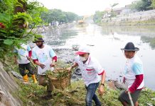 Lestarikan Lingkungan, Pemkot Bersama Yayasan Wings Peduli Gelar Aksi Bersih Sungai Surabaya
