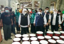 Perluas Pasar Internasional, Khofifah Dukung IKM Kendang Djimbe Blitar Diusulkan Jadi Desa Devisa ke LPEI
