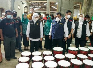 Perluas Pasar Internasional, Khofifah Dukung IKM Kendang Djimbe Blitar Diusulkan Jadi Desa Devisa ke LPEI