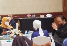 Silaturahmi dengan Surya Paloh, Khofifah Jelaskan Pertumbuhan Ekonomi dan Penurunan Kemiskinan di Jatim