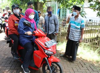 Khofifah Bonceng Puan Maharani Naik Motor Keliling Pulau Oksigen Gili Iyang Sumenep