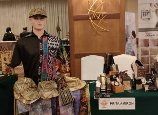 Desainer Prita Amiroh Mengusung IsmoyoDharu bertema Rèndèng Di Pagelaran Ethnic Nusantara Fashion Festival Prita Amiroh